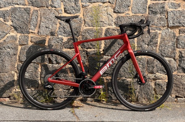 BMC Roadmachine 01 THREE SRAM Force eTap AXS Gruppe CRD-321 SL Carbon LS METALLIC RED BROWN / WHITE