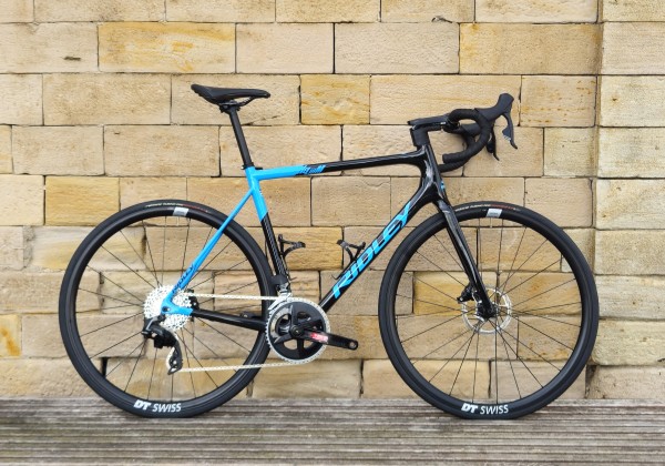 Sonderpreis - Ridley Helium Disc SRAM Rival Black/Blue Testrad